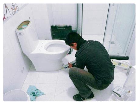 馬桶底坐邊圓松動(dòng)漏水維修